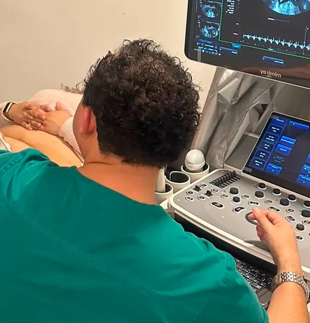El Dr. Xochicale explicando un ultrasonido a su paciente durante la consulta